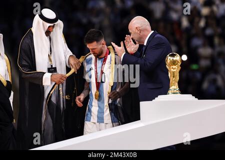 AL DAAYEN - (lr) Emir del Qatar Sheikh Tamim bin Hamad al Thani, Lionel messi dell'Argentina e del presidente della FIFA Gianni Infantino con il trofeo di Coppa del mondo, Trofeo della Coppa del mondo FIFA dopo la partita finale della Coppa del mondo FIFA Qatar 2022 tra Argentina e Francia al Lusail Stadium il 18 dicembre 2022 ad al Daayen, Qatar. AP | Olandese altezza | MAURICE DI PIETRA Foto Stock