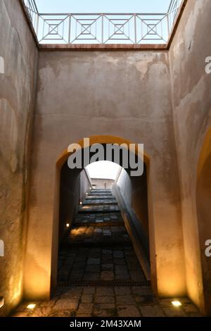 Una strada stretta lungo le mura del castello di Baia, Italia. Foto Stock