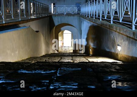 Una strada stretta lungo le mura del castello di Baia, Italia. Foto Stock