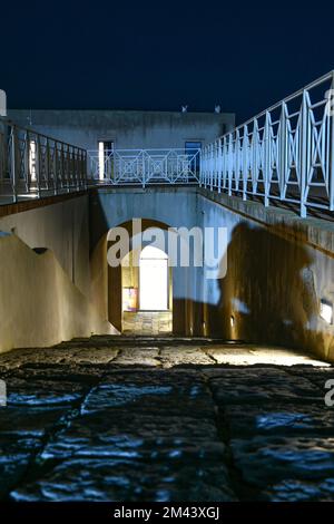 Una strada stretta lungo le mura del castello di Baia, Italia. Foto Stock