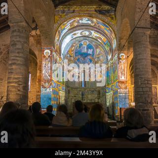 Interno della chiesa romanica di Sant Climent, consacrata nel 1123. Taüll, Provincia di Lleida, Catalogna, Spagna. Le chiese romaniche catalane del Foto Stock