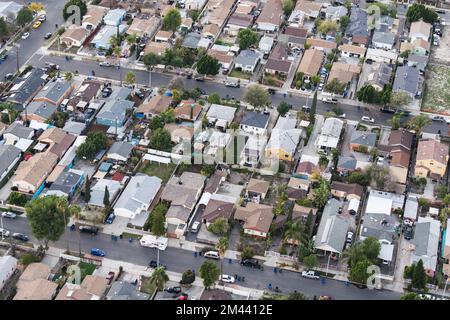 Vista aerea delle case più antiche nell'area nord-orientale della San Fernando Valley di Los Angeles, California. Foto Stock