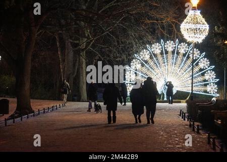 Danzica, Polonia. 18th Dec, 2022. Decorazioni natalizie e luci sono viste a Danzica, Polonia il 18 dicembre 2022 Credit: Vadim Pacajev/Alamy Live News Foto Stock