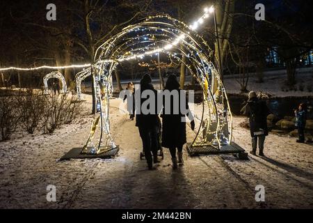 Danzica, Polonia. 18th Dec, 2022. Decorazioni natalizie e luci sono viste a Danzica, Polonia il 18 dicembre 2022 Credit: Vadim Pacajev/Alamy Live News Foto Stock