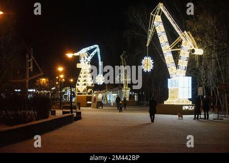 Danzica, Polonia. 18th Dec, 2022. Decorazioni natalizie e luci sono viste a Danzica, Polonia il 18 dicembre 2022 Credit: Vadim Pacajev/Alamy Live News Foto Stock