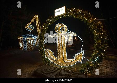 Danzica, Polonia. 18th Dec, 2022. Decorazioni natalizie e luci sono viste a Danzica, Polonia il 18 dicembre 2022 Credit: Vadim Pacajev/Alamy Live News Foto Stock