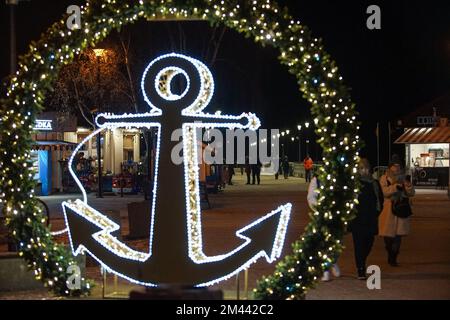 Danzica, Polonia. 18th Dec, 2022. Decorazioni natalizie e luci sono viste a Danzica, Polonia il 18 dicembre 2022 Credit: Vadim Pacajev/Alamy Live News Foto Stock