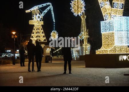 Danzica, Polonia. 18th Dec, 2022. Decorazioni natalizie e luci sono viste a Danzica, Polonia il 18 dicembre 2022 Credit: Vadim Pacajev/Alamy Live News Foto Stock