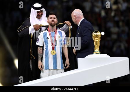 AL DAAYEN - (lr) Emir del Qatar Sheikh Tamim bin Hamad al Thani, Lionel messi dell'Argentina e del presidente della FIFA Gianni Infantino con il trofeo di Coppa del mondo, Trofeo della Coppa del mondo FIFA dopo la partita finale della Coppa del mondo FIFA Qatar 2022 tra Argentina e Francia al Lusail Stadium il 18 dicembre 2022 ad al Daayen, Qatar. AP | Olandese altezza | MAURICE DI PIETRA Foto Stock