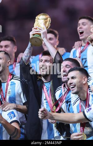 Lionel messi dell'Argentina solleva la Coppa del mondo FIFA, Qatar. , . Incontro finale tra Argentina e Francia al Lusail Stadium il 18 dicembre 2022 a Lusail City, Qatar.(Photo William Volcov) Credit: Brazil Photo Press/Alamy Live News Foto Stock