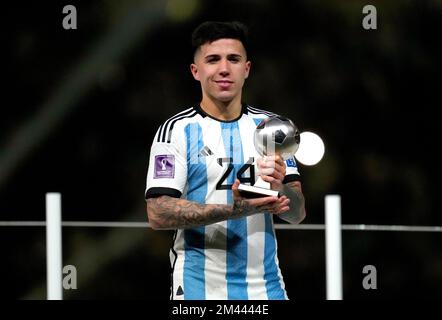 Enzo Fernandez dell'Argentina con il trofeo per il giovane giocatore del torneo dopo la vittoria nella finale della Coppa del mondo FIFA allo stadio di Lusail, Qatar. Data immagine: Domenica 18 dicembre 2022. Foto Stock