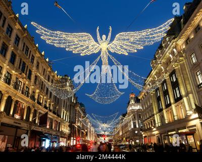 Guarda le decorazioni natalizie di notte in Regent Street London 2022 Foto Stock