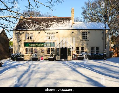 I bracci di Washington public house situato sulle verdi nel villaggio di Washington, visto in inverno. Tyne and Wear, England, Regno Unito Foto Stock