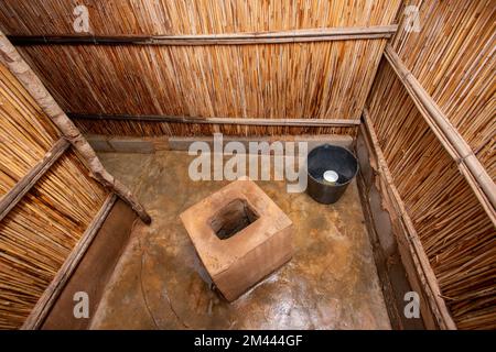 Una latrina di canna migliorata con una toletta di cemento in un cortile in Africa Foto Stock