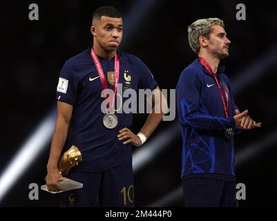 Vincitore del Golden Boot, il francese Kylian Mbappe che si trova sconsolato dopo aver subito la sconfitta in Argentina nella finale della Coppa del mondo FIFA al Lusail Stadium, Qatar. Data immagine: Domenica 18 dicembre 2022. Foto Stock