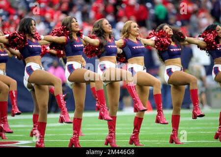 Houston, Texas, Stati Uniti. 18th Dec, 2022. I cheerleaders degli Houston Texans si esibiscono sul campo prima della partita tra gli Houston Texans e i Kansas City Chiefs al NRG Stadium di Houston, Texas, il 18 dicembre 2022. (Credit Image: © Erik Williams/ZUMA Press Wire) Foto Stock