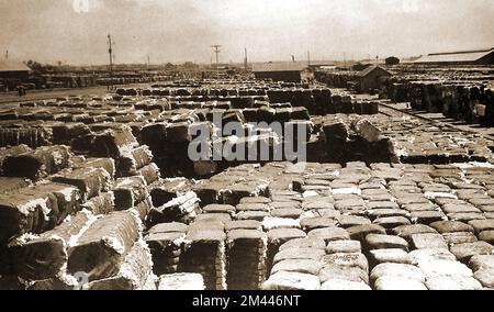 1940 's foto di balle di cotone che sono pronti per la spedizione in India. ---- 1940 की भारत में शिपिंग के लिए तैयार की जा रही कपास की गांठों की तस्वीर ------ 1940-এর ছবি ভারতে শিপিংয়ের জন্য তৈরি তুলোর বেল Foto Stock