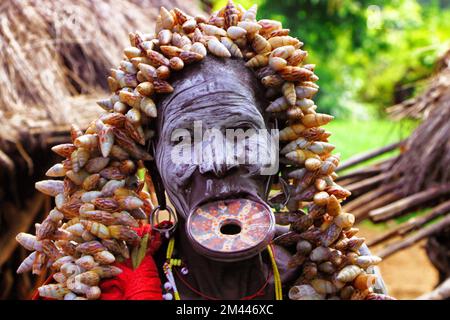 Mursi donna con piatto labiale, ritratto Foto Stock