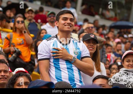 I fan argentini reagiscono durante la trasmissione dal vivo della finale della Coppa del mondo FIFA Qatar tra Argentina e Francia a Bogotà, Colombia, 18 dicembre 2022. Photo by: Chepa Beltran/Long Visual Press Credit: Long Visual Press/Alamy Live News Foto Stock