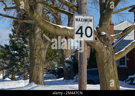 Toronto, ON, Canada – 08 dicembre 2022: Visualizza il segnale del limite di velocità massimo di 40 km in Canada Foto Stock