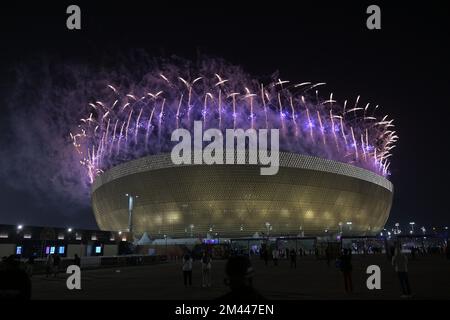 Doha, Qatar il 18 dicembre 2022. I fuochi d'artificio sono visti dopo la partita finale della Coppa del mondo FIFA Qatar 2022 tra Argentina e Francia al Lusail Stadium il 18 dicembre 2022 a Lusail City, Qatar. Foto di Ammar Abd Rabbo/ABACAPRESS.COM Credit: Abaca Press/Alamy Live News Foto Stock