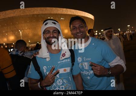 Doha, Qatar il 18 dicembre 2022. I fan argentini fuori dal Lusail Stadium, durante i fuochi d'artificio dopo la finale della Coppa del mondo FIFA Qatar 2022 tra Argentina e Francia al Lusail Stadium il 18 dicembre 2022 a Lusail City, Qatar. Foto di Ammar Abd Rabbo/ABACAPRESS.COM Credit: Abaca Press/Alamy Live News Foto Stock