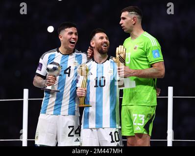 Doha, Qatar, 18th dicembre 2022. Enzo Fernandez dell'Argentina giovane giocatore del torneo, Lionel messi dell'Argentina giocatore del torneo e vincitore del Golden Glove Emiliano Martinez dell'Argentina durante la partita della Coppa del mondo FIFA 2022 al Lusail Stadium, Doha. Il credito per le immagini dovrebbe essere: David Klein / Sportimage Credit: Sportimage/Alamy Live News Foto Stock