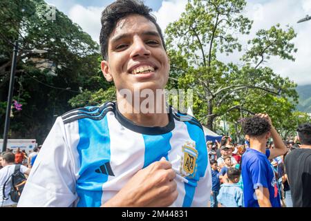 Caracas, Miranda, Venezuela. 18th Dec, 2022. I tifosi guardano la finale della Coppa del mondo FIFA 2022 a Caracas (Venezuela) tra Argentina e Francia. Schermi giganti sono stati installati in diverse piazze della capitale per guardare la Coppa del mondo. (Credit Image: © Jimmy Villalta/ZUMA Press Wire) Foto Stock