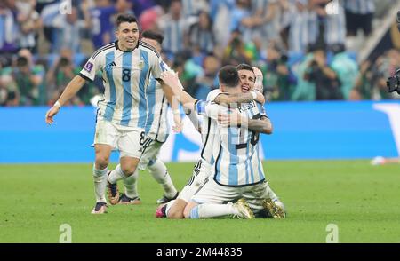 Al Daayen, Qatar - 18 dicembre 2022, Marcos Acuna, Lionel messi ed Enzo Fernandez dell'Argentina festeggiano dopo aver vinto la Coppa del mondo FIFA 2022, finale di calcio tra Argentina e Francia il 18 dicembre 2022 allo stadio Lusail di al Daayen, Qatar - Foto: Sebastian El-saqqa/DPPI/LiveMedia Foto Stock