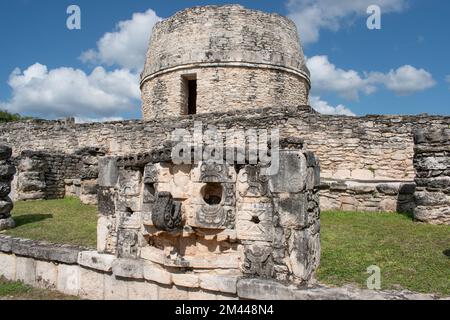 Dio Maya chaac e osservatorio a mayapan, Yucatán, México. Foto Stock