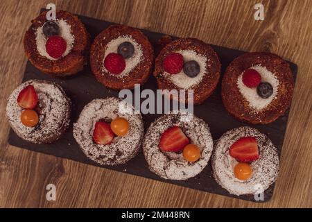 torte senza glutine decorate con frutti di bosco. concetto di cibo sano. Foto Stock