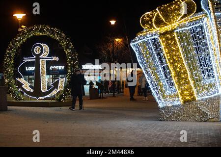 Danzica, Polonia. 18th Dec, 2022. Decorazioni natalizie e luci sono viste a Danzica, Polonia il 18 dicembre 2022 (Foto di Vadim Pacajev/Sipa USA) Credit: Sipa USA/Alamy Live News Foto Stock