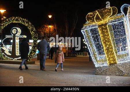 Danzica, Polonia. 18th Dec, 2022. Decorazioni natalizie e luci sono viste a Danzica, Polonia il 18 dicembre 2022 (Foto di Vadim Pacajev/Sipa USA) Credit: Sipa USA/Alamy Live News Foto Stock