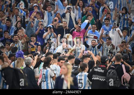 Brutto nella folla, Lionel MESSI (ARG) con trofeo, coppa, trofeo, foto di squadra, giubilo, Gioia, entusiasmo, giro d'onore, gioco 64, FINALE Argentina - Francia 4-2 NE (3-3) il 18 dicembre 2022, Lusail Stadium Soccer World Cup 20122 in Qatar dal 20,11. - Dalle 18.12.2022 alle Foto Stock