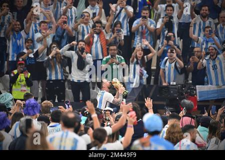 Brutto nella folla, Lionel MESSI (ARG) con trofeo, coppa, trofeo, foto di squadra, giubilo, Gioia, entusiasmo, giro d'onore, gioco 64, FINALE Argentina - Francia 4-2 NE (3-3) il 18 dicembre 2022, Lusail Stadium Soccer World Cup 20122 in Qatar dal 20,11. - Dalle 18.12.2022 alle Foto Stock