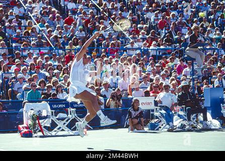 Gabriela Sabatini (ARG) vincitore del Campionato femminile di singolare all'USOpen Tennis 1990. Foto Stock