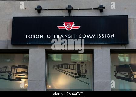 Toronto, ON, Canada – 17 dicembre 2022: Il segno della Toronto Transit Commission (TTC) società di trasporti nel centro di Toronto Foto Stock