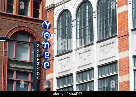 Toronto, ON, Canada - 17 dicembre 2022: Yonge Street è una delle principali arterie della provincia canadese dell'Ontario che collega le rive del lago Onta Foto Stock