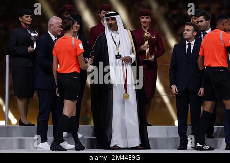 AL DAAYEN - (lr) Presidente della FIFA Gianni Infantino, Assistente Referee Kathryn Nesbitt, Emir del Qatar Sheikh Tamim bin Hamad al Thani, Presidente francese Emmanuel Macron (R) dopo la partita finale della Coppa del mondo FIFA Qatar 2022 tra Argentina e Francia nello stadio di Lusail il 18 dicembre 2022 ad al Daayen, Qatar. AP | Olandese altezza | MAURICE DI PIETRA Foto Stock