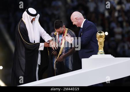 AL DAAYEN - (lr) Emir del Qatar Sheikh Tamim bin Hamad al Thani, Lionel messi dell'Argentina e del presidente della FIFA Gianni Infantino con il trofeo di Coppa del mondo, Trofeo della Coppa del mondo FIFA dopo la partita finale della Coppa del mondo FIFA Qatar 2022 tra Argentina e Francia al Lusail Stadium il 18 dicembre 2022 ad al Daayen, Qatar. AP | Olandese altezza | MAURICE DI PIETRA Foto Stock