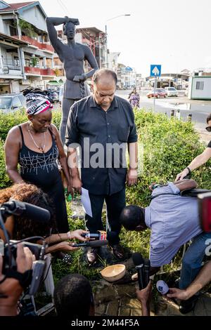 PARAMARIBO - Suriname, 18/12/2022, i dimostranti portano una libazione in memoria degli antenati davanti alla statua di Kwakoe, un monumento commemorativo dell'abolizione della schiavitù, durante una protesta contro le scuse annunciate del governo olandese. ANP BART MAAT netherlands OUT - belgio OUT Foto Stock