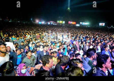 Gli appassionati di calcio del Bangladesh guardano su un grande schermo una trasmissione pubblica della partita finale della Coppa del mondo FIFA Qatar 2022 tra Argentina e Francia al campus dell'Università di Dhaka, a Dhaka, Bangladesh, il December18, 2022. Foto Stock