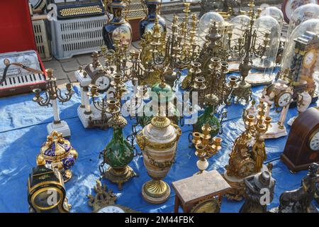 Tongeren. Limburgo - Belgio 13-02-2022. Vari articoli domestici del passato alla vendita del mercato delle pulci. Candelieri, orologi, urne e così via Foto Stock