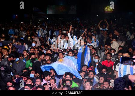 I sostenitori argentini del Bangladesh reagiscono mentre assistono alla finale partita di calcio della Coppa del mondo del Qatar 2022 tra Argentina e Francia presso il campus universitario di Dhaka, in Bangladesh, il 18 dicembre 2022. Foto Stock