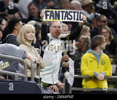 New Orleans, Stati Uniti. 18th Dec, 2022. Un fan dei New Orleans Saints ha in mano un cartello alla fine della vittoria della squadra del 21-18 sugli Atlanta Falcons al Caesars Superdome di New Orleans, Louisiana, domenica 18 dicembre 2022. (Foto di Peter G. Forest/Sipa USA) Credit: Sipa USA/Alamy Live News Foto Stock