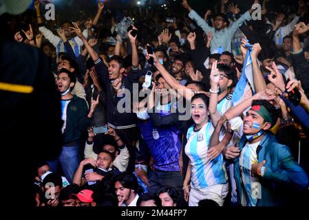 I sostenitori argentini del Bangladesh reagiscono mentre assistono alla finale partita di calcio della Coppa del mondo del Qatar 2022 tra Argentina e Francia presso il campus universitario di Dhaka, in Bangladesh, il 18 dicembre 2022. Foto Stock