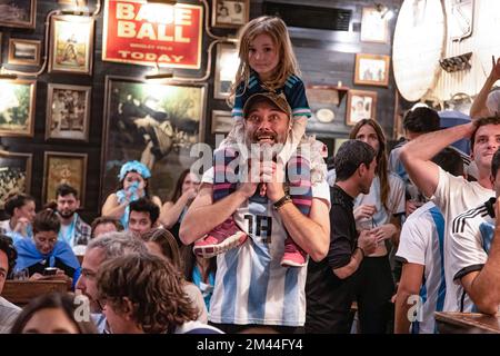 Barcellona, Spagna. 18th Dec, 2022. Un uomo salta e urla con sua figlia lamentando un obiettivo mancato durante la prima metà del . Almeno 100 argentini si sono riuniti al bar sonora di Barcellona per allietare la nazionale argentina nella finale di Coppa del mondo contro la Francia. (Foto di Ximena Borrazas/SOPA Images/Sipa USA) Credit: Sipa USA/Alamy Live News Foto Stock