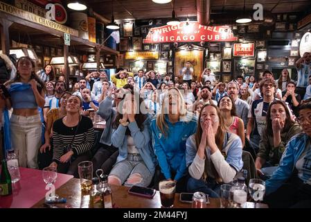 Barcellona, Spagna. 18th Dec, 2022. Centinaia di argentini reagiscono al bar sonora di Barcellona durante la finale di Coppa del mondo contro la Francia. Almeno 100 argentini si sono riuniti al bar sonora di Barcellona per allietare la nazionale argentina nella finale di Coppa del mondo contro la Francia. (Foto di Ximena Borrazas/SOPA Images/Sipa USA) Credit: Sipa USA/Alamy Live News Foto Stock