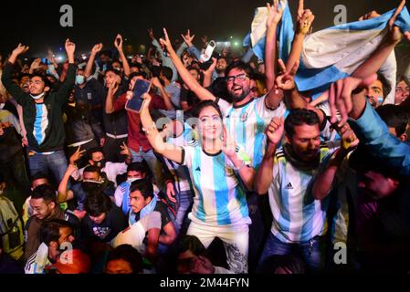I sostenitori argentini del Bangladesh reagiscono mentre assistono alla finale partita di calcio della Coppa del mondo del Qatar 2022 tra Argentina e Francia presso il campus universitario di Dhaka, in Bangladesh, il 18 dicembre 2022. Foto Stock
