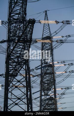 380 kV impianto, gruppo di comando, dell'operatore della rete di trasmissione Amprion, nell'Emscherbruch di Herten, pilone ad alta tensione con isolatori di vetro, NRW, Ger Foto Stock